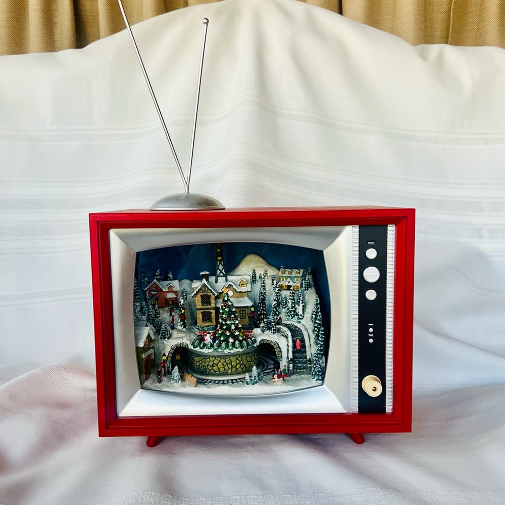 Christmas Tabletop Decoration 15.25”‎ Retro Style TV Train Depot Lighted Musical